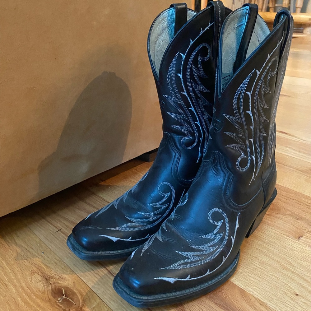 Arita International Classic Western Cowgirl Black Embroidered boots in size 8.5